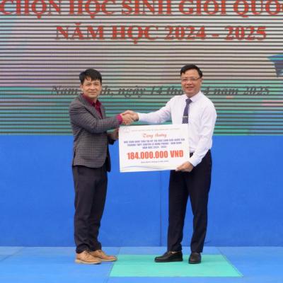 KHEN THƯỞNG HỌC SINH ĐẠT THÀNH TÍCH CAO TRONG CÁC KỲ THI VÀ TRAO TẶNG HỌC BỔNG ĐỒNG HÀNH TẠI TRƯỜNG THPT CHUYÊN LÊ HỒNG PHONG, NAM ĐỊNH
